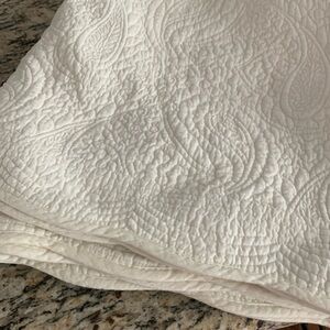 Queen size quilted bed skirt - ivory - 17.25” drop